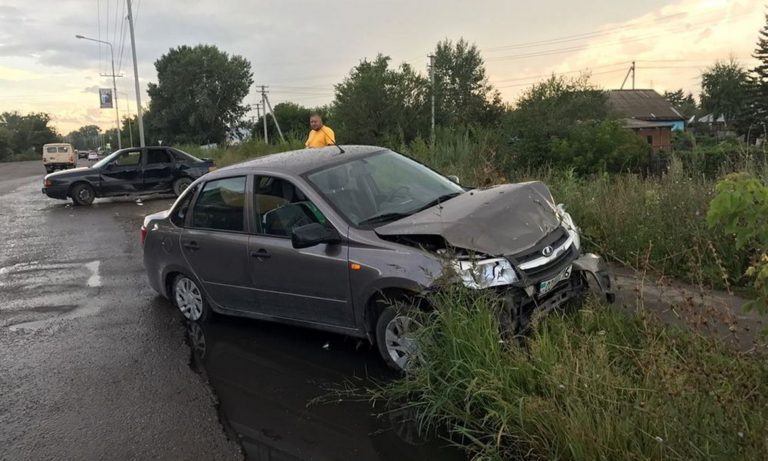 Досадная авария — новая Lada Granta разбита, хоть и права