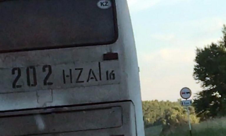 Пассажирский автобус на трассе Усть-Каменогорск-Риддер не обращает внимания на правила
