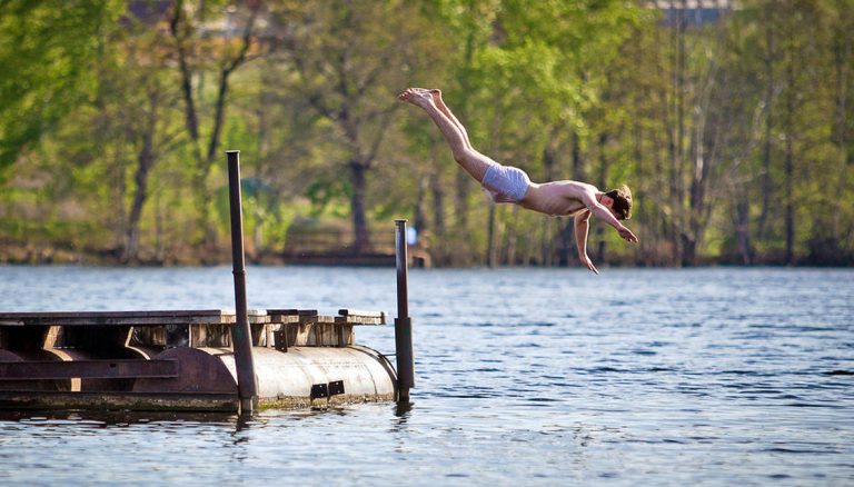 Жители ВКО пренебрегают правилами поведения на воде, а спасателей на водоемах не хватает