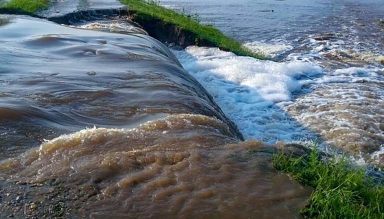 Из-за дождей в Курчумском районе залиты сельхозугодья и повреждена дорога