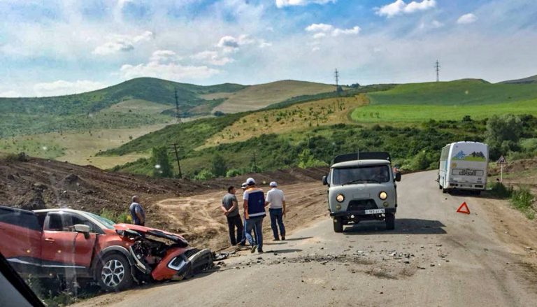 На трассе Усть-Каменогорск — Зыряновск кроссовер стокнулся с автобусом