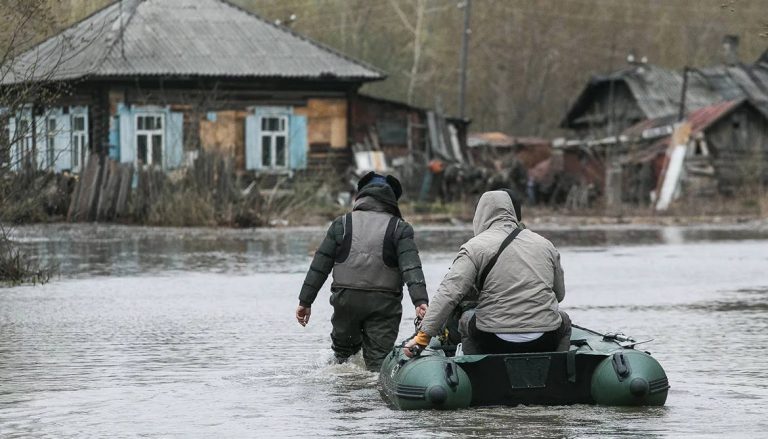 Ждать ли повторения паводковой весны? Власти не очень-то стараются, а жители провоцируют затопление их домов