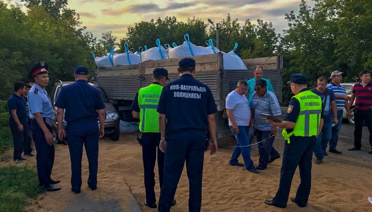 При съезде с моста в Усть-Каменогорске опрокинулся грузовик с пшеницей. Пять автомобилей пострадали