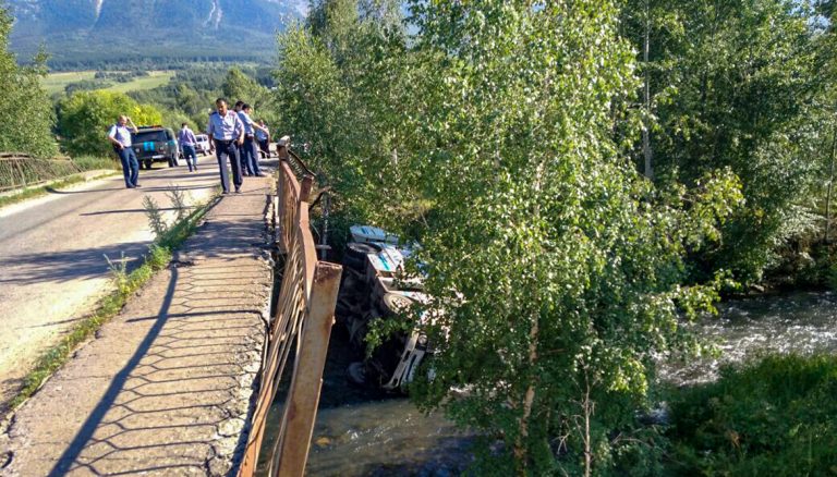 В Риддере с моста около села Коноваловка в русло реки сорвался автобус с людьми. Все живы