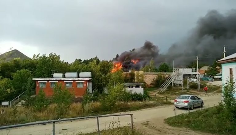 На одной из баз отдыха на Бухтарме сгорел домик сторожа. Жертв нет, огонь остановлен