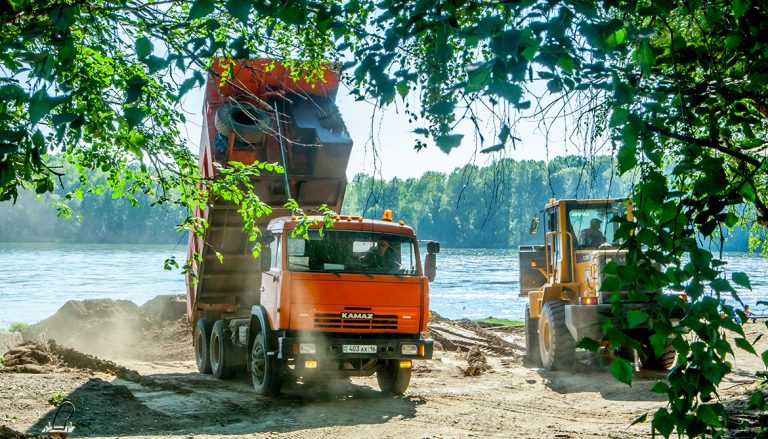 Городской пляж в Усть-Каменогорске на Октябрьском острове обещают сдать в срок — к 29 августа этого года