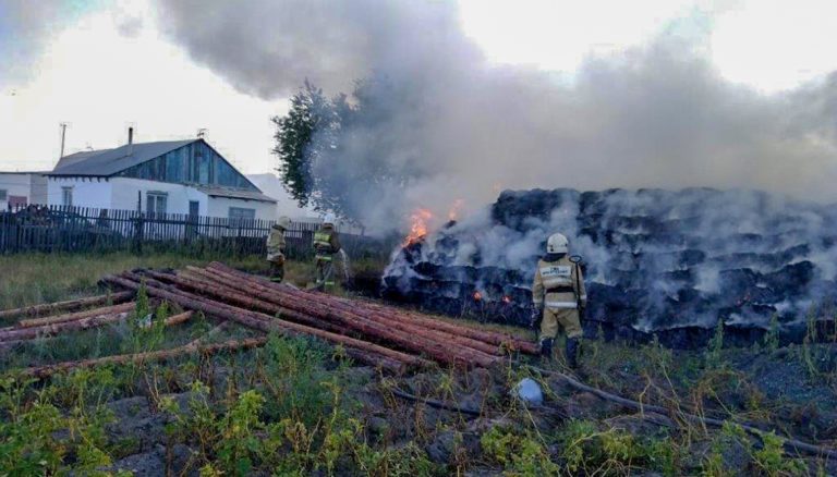 В Семее сгорела 21 тонна сена во дворе частного жилого дома