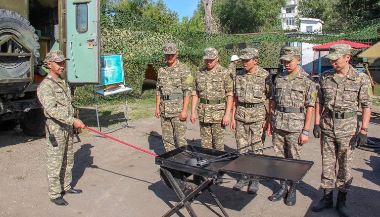 Студенты военной кафедры ВКГТУ стреляют, водят боевые машины и соревнуются в спорте — учебные сборы