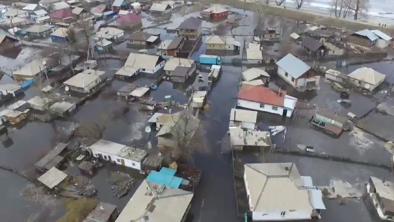 Паводок затопил дома, а взрывной волной выбило окна в Семее: никто не виноват, решил суд.