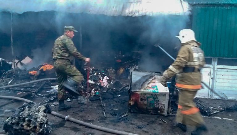 Аягозские огнеборцы ликвидировали крупный пожар в торговом доме