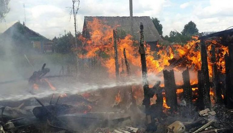 Из загоревшегося дачного дома женщина смогла выбраться сама, но уже обоженная