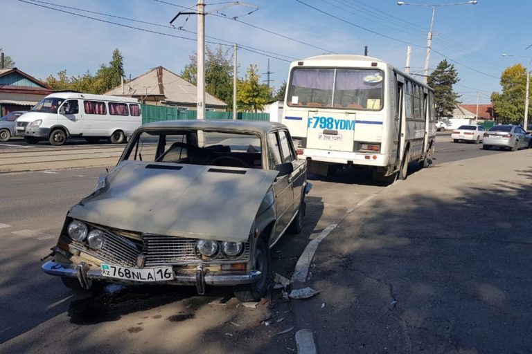 Лобовое столкновение с автобусом — водитель автомобиля жигули чудом не пострадал