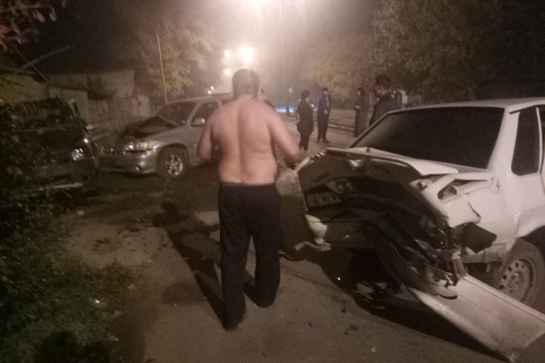 В Семее девушка ночью врезалась в два автомобиля