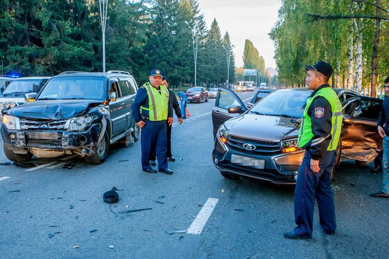 Два автомобиля столкнулись на Набережной имени Славского