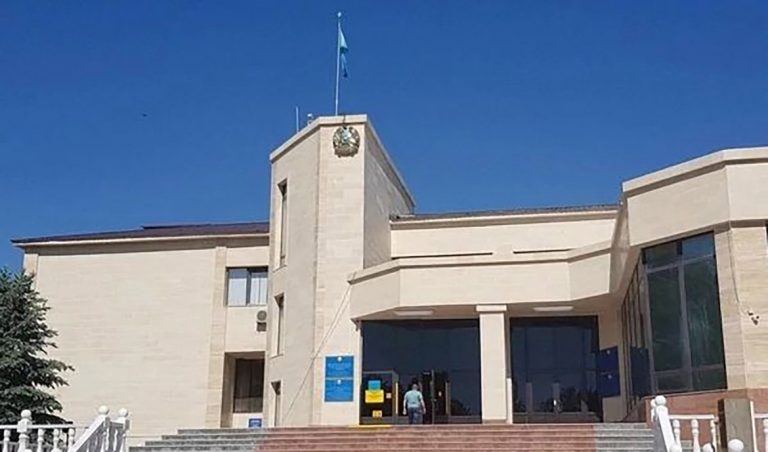 Акимат города захотел новое крыльцо. Но не вышло