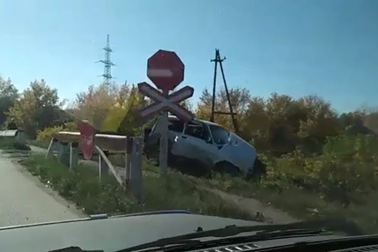 В Усть-Каменогорске машина столкнулась с поездом из-за халатности водителя