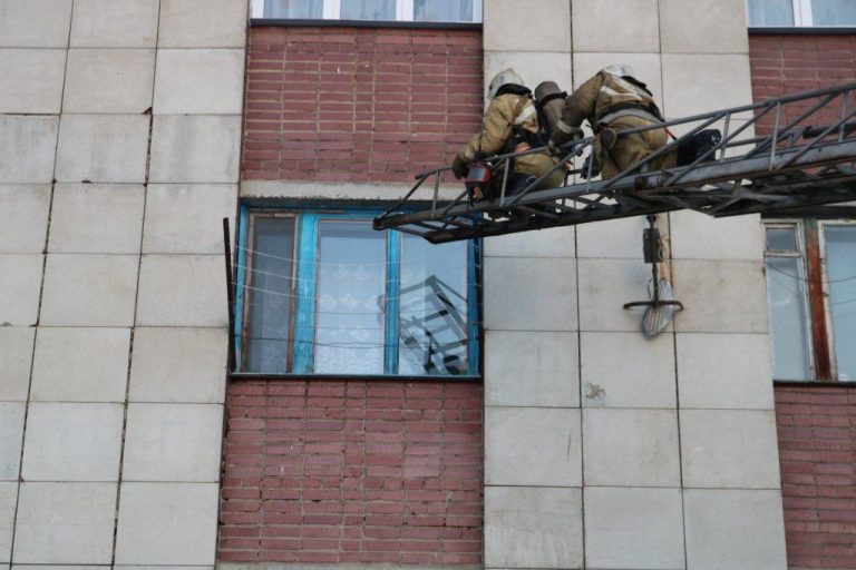 Огнеборцами при пожаре в жилом доме спасено 3 человека и эвакуировано 35 жителей