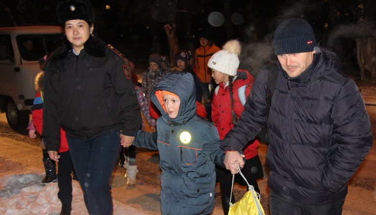 Полицейские Усть-Каменогорска вручили светоотражающие элементы школьникам