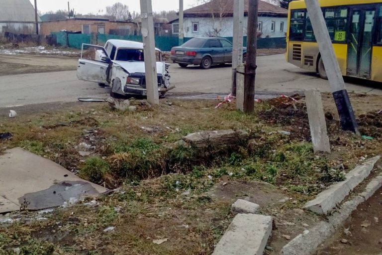 Водитель автобуса в Усть-Каменогорске врезался в легковушку