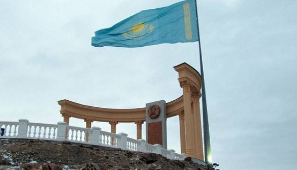 На горе Казахстан в Усть-Каменогорске ветер изорвал флаг страны, а люди ...