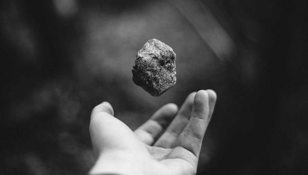 hands_rock_stones_monochrome_depth_of_field_nature-38583.jpg!d
