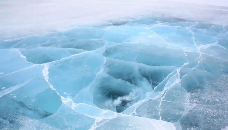 В ВКО под лед провалился УАЗик, водителя и пассажира спасли