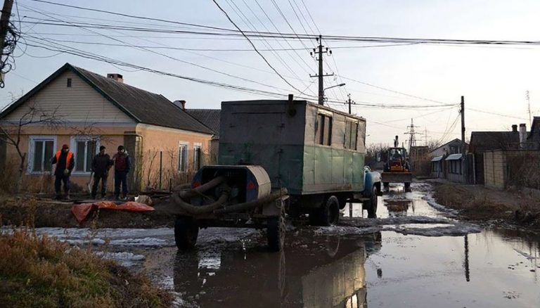 В Семее в одном из районов прорвало трубу. 15 домов четвёртые сутки остаются без воды