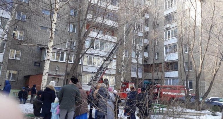 Пожарные Усть-Каменогорска до приезда врачей попытались сделать искусственное дыхание двум людям, пострадавших в ходе пожара.