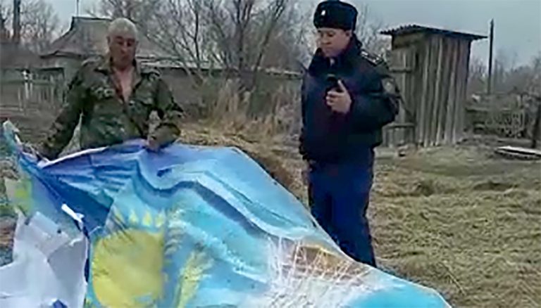 Жителя Калбатау, накрывшего стог сена баннером с изображением флага, не накажут — правонарушения не установлено