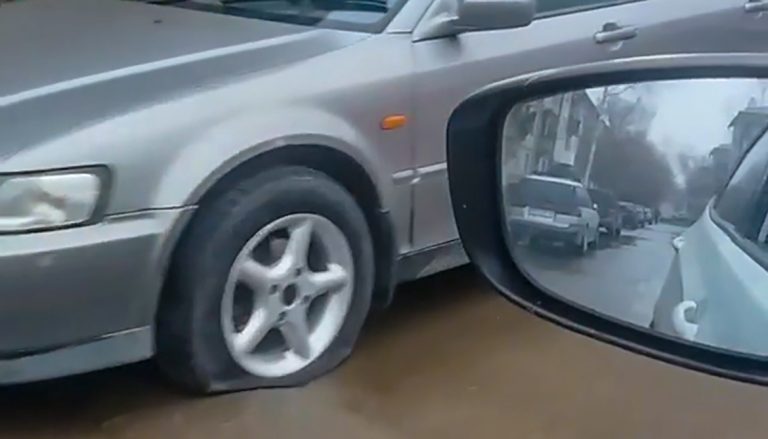В Усть-Каменогорске неизвестные в одном из дворов порезали шины на припаркованных автомобилях