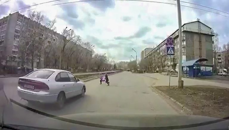 В Усть-Каменогорске трагедии из-за несоблюдения водителем правил дорожного движения удалось избежать лишь чудом