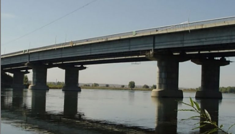 В Усть-Каменогорске мужчина спрыгнул с понтонного моста и чудом остался жив