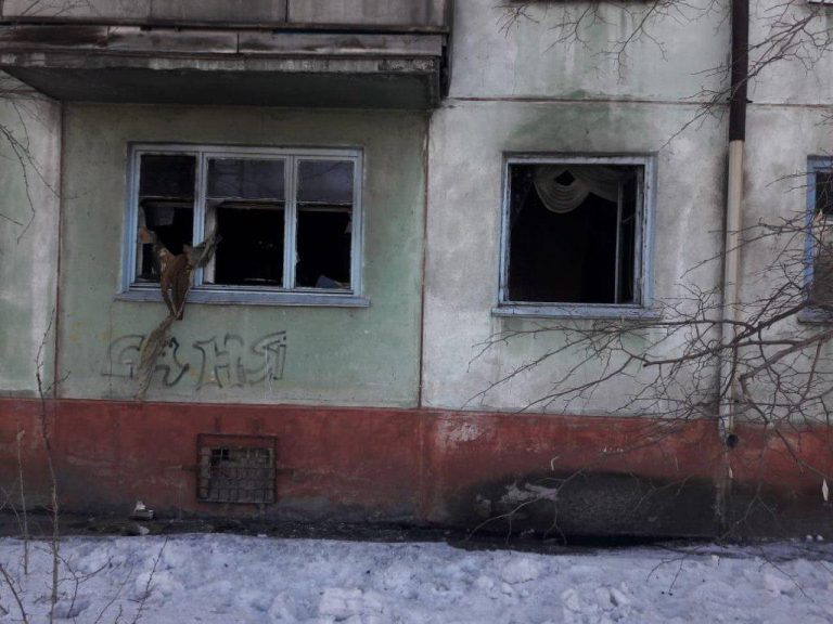 В Семее пожарные спасли трех человек, оказавшись заблокированными в горящей квартире.