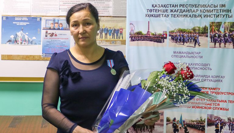 Меруерт Темербаеву, которая спасла людей на пожаре, наградили за отвагу  и самоотверженность