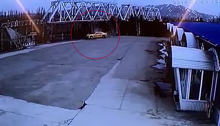 Сотрудник автомойки решил покататься на мощном автомобиле клиента и разбил спорткар об ограду комплекса