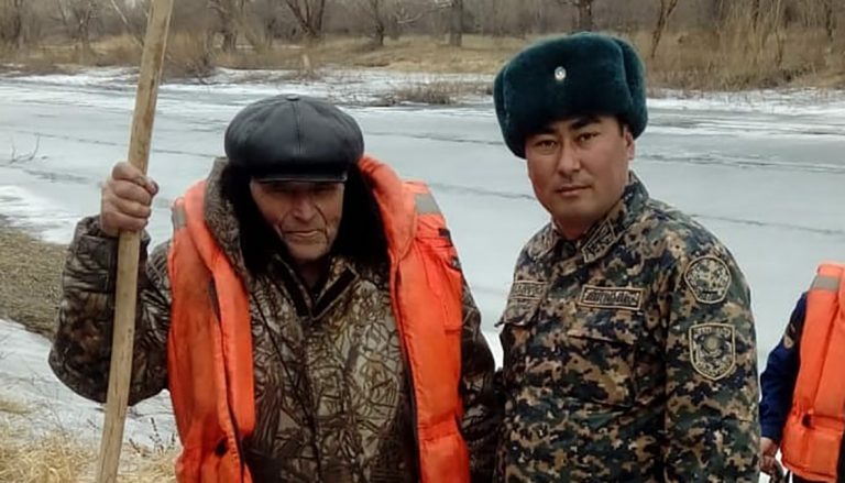 В Семее до приезда спасателей лейтенант нацгвардии спас провалившегося под лед человека.