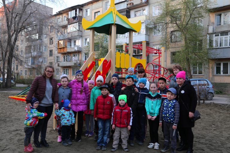 Во дворе мальчика, записавшего видеообращение к акиму Усть-Каменогорска, установили детскую площадку