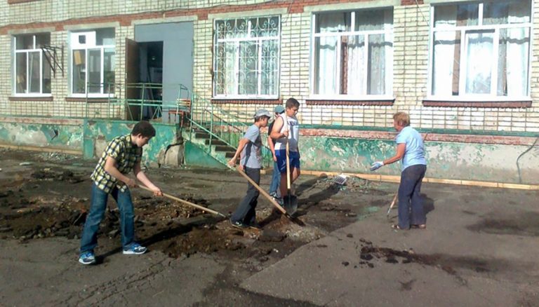 Школьники не обязаны отрабатывать летом в школе, а родители не обязаны обеспечивать «летнюю отработку» детей