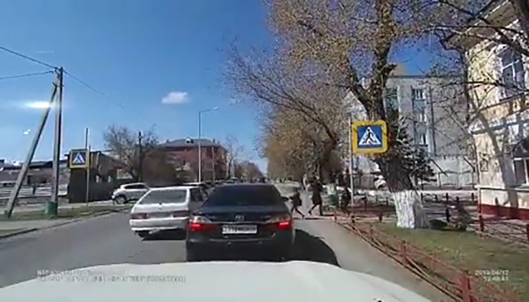 Водитель, чуть не сбивший детей на пешеходном переходе в Семее, установлен и наказан