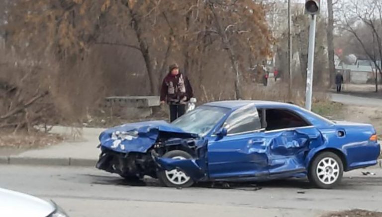 Не пропустил при повороте автомобиль. Сам нарушитель в реанимации, его пассажирка — в больнице