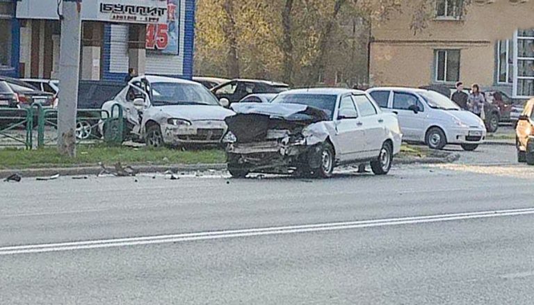 Водитель не пропустил встречную машину при повороте, результат — и сам водитель, и пассажир в больнице