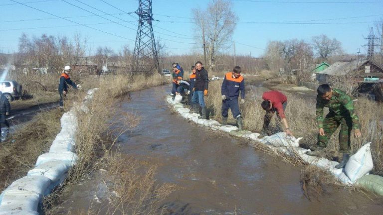 В Глубоковском районе спасатели удержали талые воды на главных улицах сел Глубокое и Прогресс.