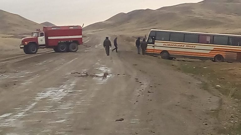 Пожарные Тарбагатайского района помогли пассажирскому автобусу, съехавшему в кювет