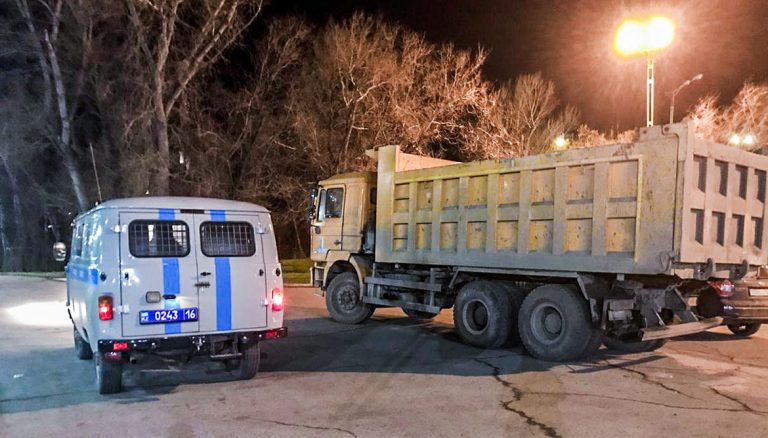 Многотонные самосвалы ночами ездят по Усть-Каменогорску, не обращая внимания на запрещающие знаки