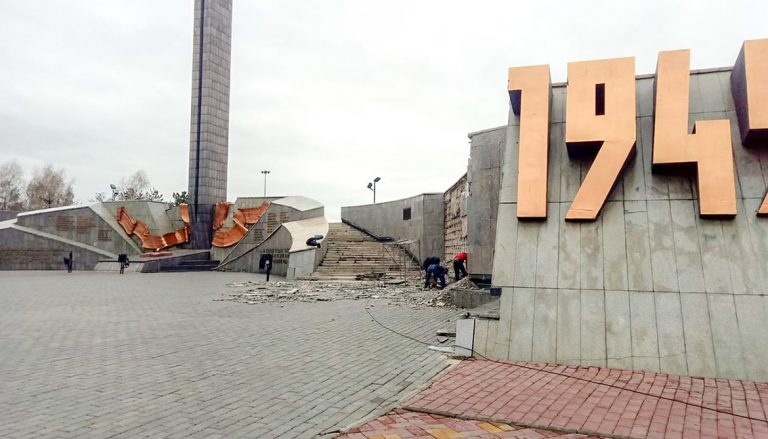 В Усть-Каменогорске три мужика громят Мемориал славы: с полным отсутствием организации работ