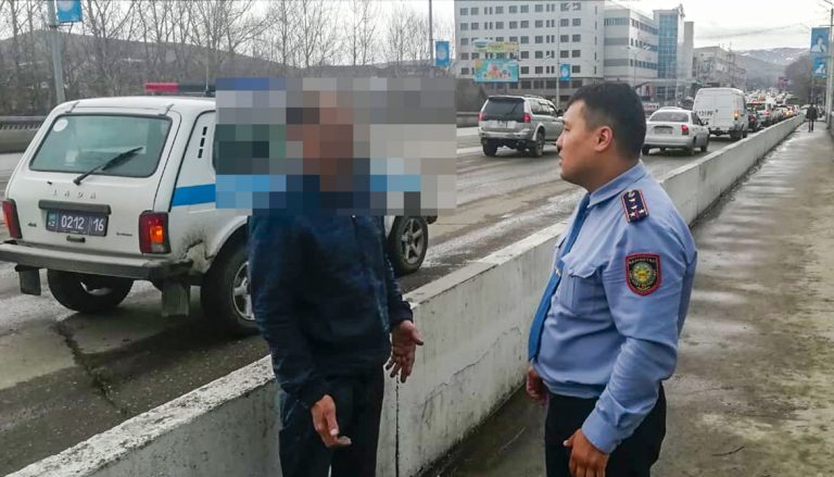 в Усть-Каменогорске полицейские отговорили от самоубийства человека, уже готового броситься с моста в реку, FACTUM тому свидетель