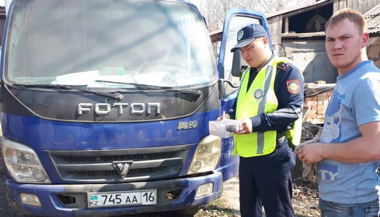 Водитель, выбрасывающий мусор из автомобиля на стихийной свалке, установлен полицией и наказан за хулиганство