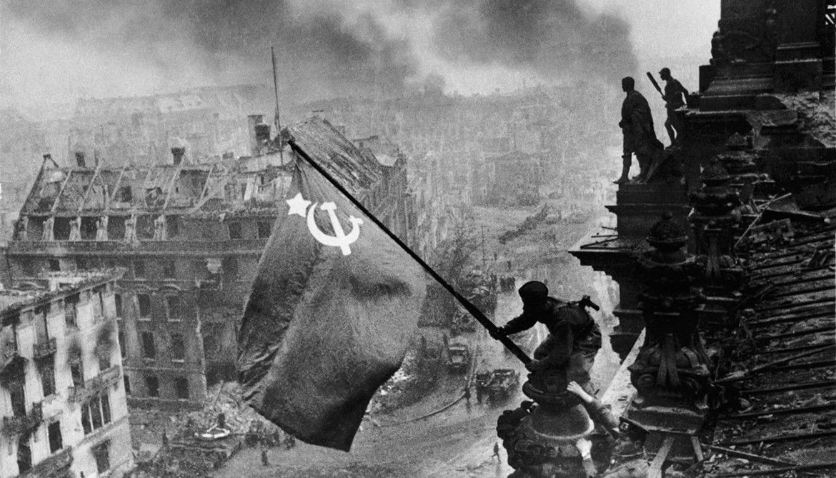 Фото е халдея знамя победы над рейхстагом
