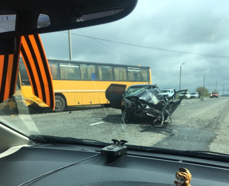 Легковой автомобиль  допустил столкновение с автобусом в ВКО