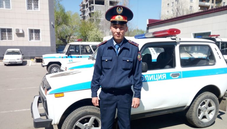 В Усть-Каменогорск инспектор полиции Аскар Кулжынов спас женщину, бросившуюся в Ульбу с моста